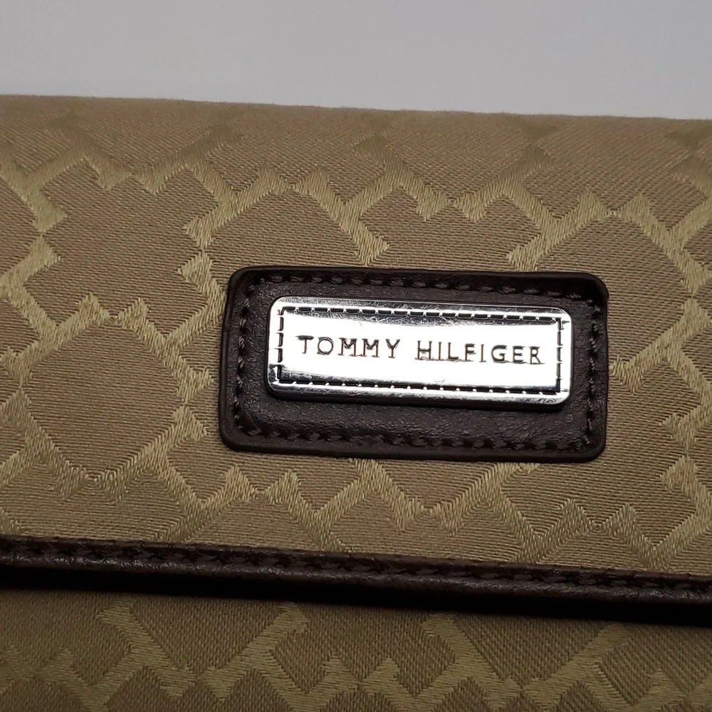 Tommy Hilfiger Checkbook/Wallet - Picture 2 of 8
